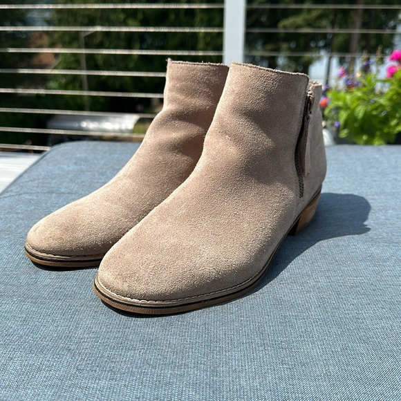 BLONDO Mushriom Suede Waterproof Dual Side Zip Wood Stacked Heel Bootie - Picture 4 of 9